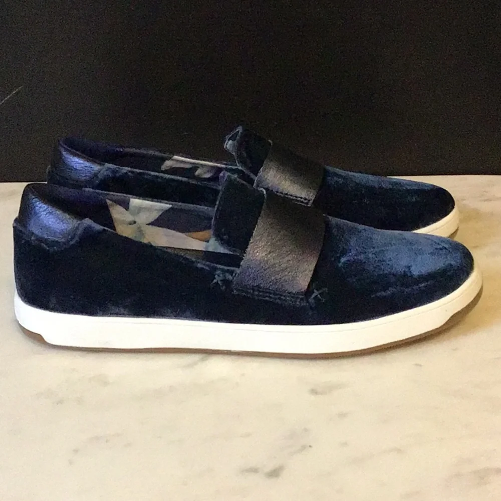 NWOT Tommy Bahama Cove Floral Relaxology Blue Slip-Ons